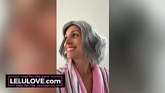 Strip-Tease E Aquecimento Vocal De Lelu Love Antes De Uma Selfie Íntima No Espelho