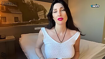 L'Incontro Caldo Della Casalinga Liza Virgin Con La Seducente Suocera