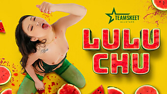 เตรียมตัวให้พร้อมสําหรับ Lulu Chu ที่เย้ายวนในรถพ่วงนี้