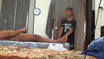 Massagem De Pênis Leva A Um Final Feliz