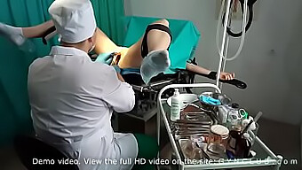 Juego En La Cama Del Hospital Lleva A Un Orgasmo Intenso