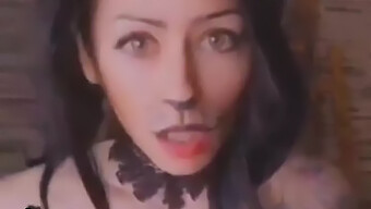 Masturbação Solo Com Tema De Halloween Amador Com Uma Fantasia De Gato Tatuado