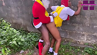 Santa Dan Gadis Berpakaian Seksi Terlibat Dalam Kesenangan Bersama